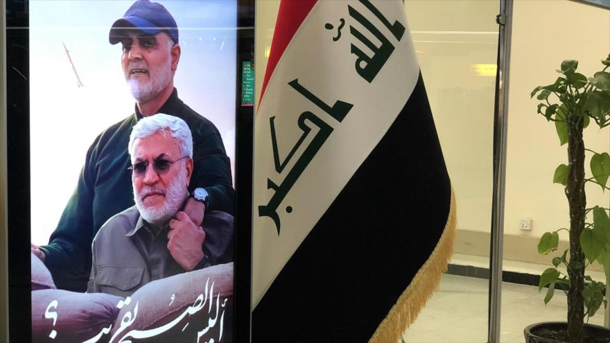 Foto del comandante iraní Qasem Soleimani, y del subcomandante iraquí, Abu Mahdi al-Muhandis, aeropuerto de Bagdad, 5 de febrero de 2020. (Foto: AFP)