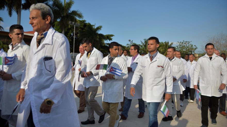 CORRIGE: Médicos y enfermeras de Cuba preparados para viajar y hacer frente a la COVID-19, La Habana, 21 de marzo de 2020. (Foto: AFP)