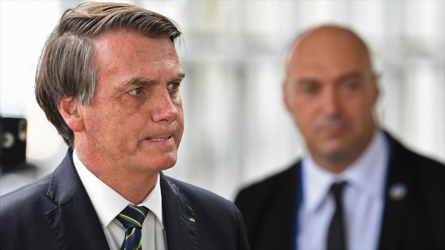 presidente brasileño, Jair Bolsonaro, deja el palacio Alvorada, Brasilia, capital de Brasil, 14 de abril de 2020. (Foto: AFP)
