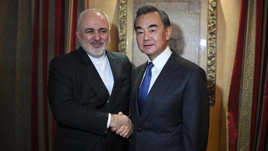 El canciller iraní, Mohamad Yavad Zarif (izda.) y su homólogo chino, Wang Yi, reunido en Múnich, Alemania, 14 de febrero de 2020.