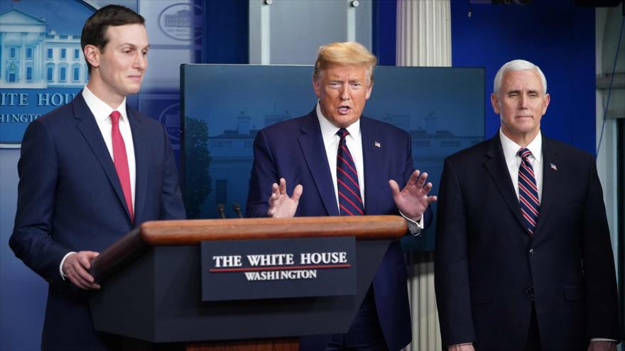 El presidente de EE.UU., Donald Trump (c) y su yerno y asesor, Jared Kushner (izda.), Casa Blanca, 2 de abril de 2020. (Foto: AFP)