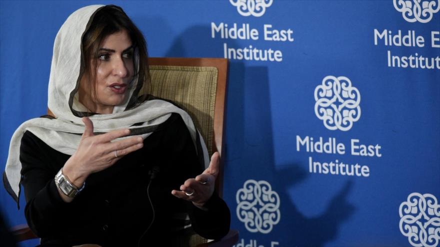 La princesa saudí Basmah bint Saud habla en Washington D.C. sobre el papel de la mujer en Asia Occidental.