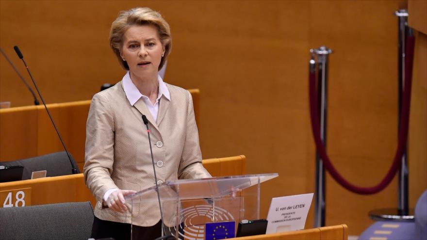 La jefa de la Comisión Europea (CE), Ursula von der Leyen, en una sesión del Parlamento Europeo, Bruselas, 16 de abril de 2020. (Foto: AFP)