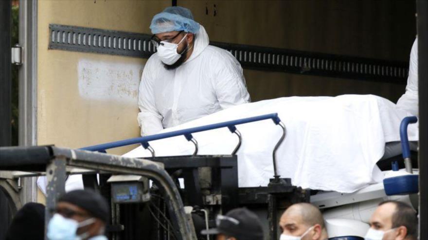Los trabajadores de salud trasladan a un fallecido desde el Brooklyn Hospital Center en Nueva York. 31 de marzo de 2020. (Foto: Reuters)