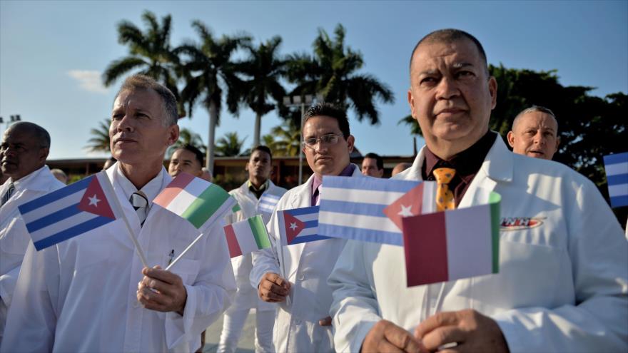 Médicos y enfermeras de Cuba se despiden antes de viajar a Italia para ayudar en la lucha contra COVID-19, La Habana, 21 de marzo de 2020. (Foto: AFP)