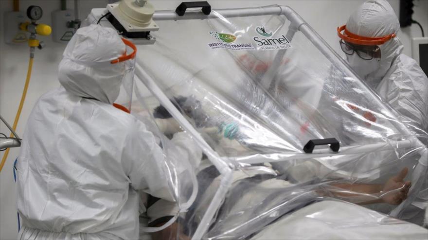 Los trabajadores de salud ayudan a un paciente con coronavirus en un hospital en Manaus, Brasil, 14 de abril de 2020. (Foto: Reuters)