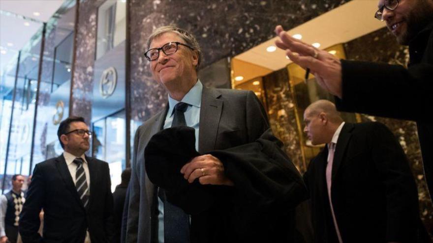 Bill Gates sale de una reunión con el recién elegido presidente de EE.UU., Donald Trump, celebrada en la TorreTrump en Nueva York, 13 de diciembre de 2016.