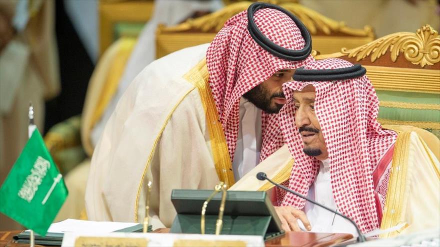 El rey saudí, Salman bin Abdulaziz Al Saud, (dcha.) y el príncipe heredero, Muhamad bin Salman, Riad, 9 de diciembre de 2018. (Foto: Anadolu)