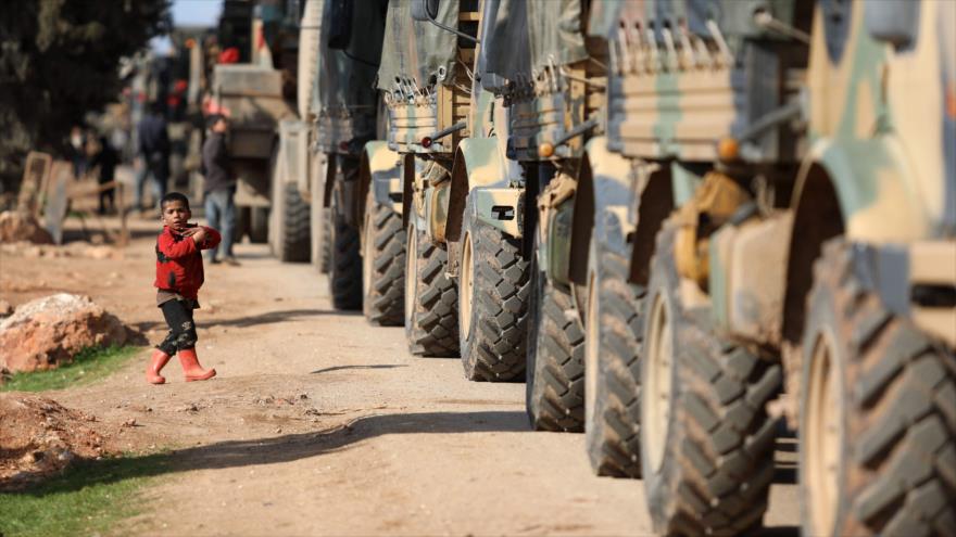 Un convoy militar turco pasa cerca de la ciudad siria de Batabu, en la carretera que une Idlib con Al-Hawa, 2 de marzo de 2020. (Foto: AFP)