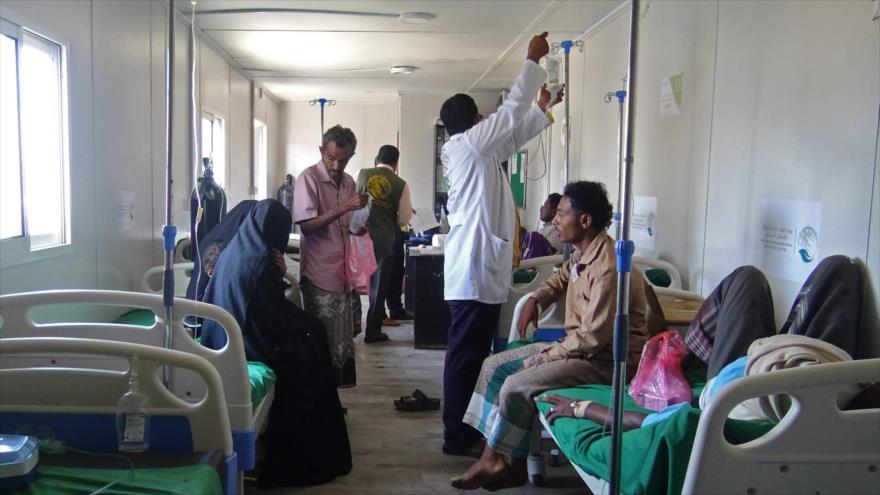 Yemeníes reciben tratamiento por el cólera en un hospital en la provincia de Al-Hudayda, 18 de abril de 2019, (Foto: AFP)