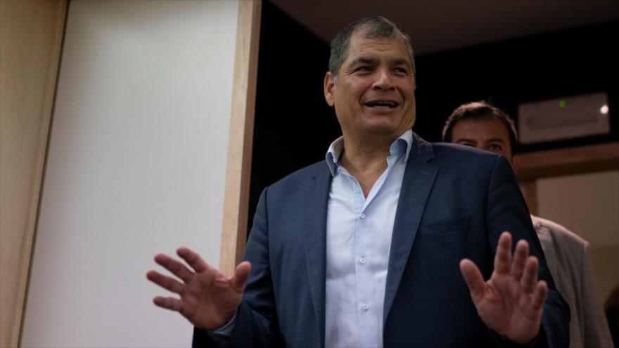 El expresidente de Ecuador Rafael Correa llega a una rueda de prensa, Bruselas, 9 de octubre de 2019, (Foto: AFP)