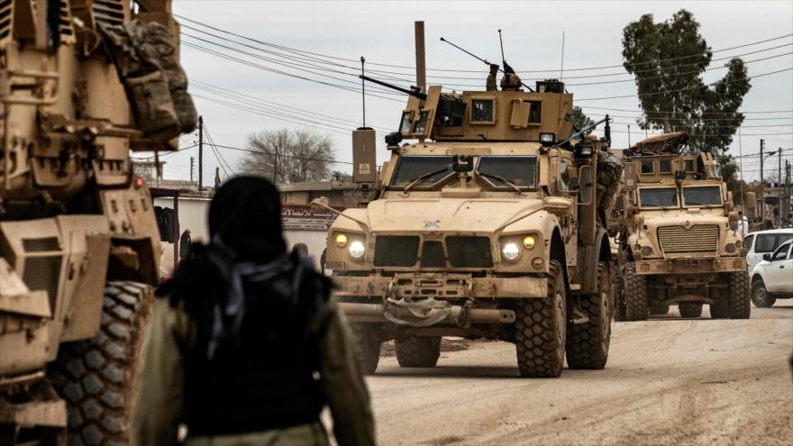 Un convoy militar EE.UU. a las afueras de la ciudad de Al-Qamishli, en la provincia siria de Al-Hasaka, 12 de febrero de 2020. (Foto: AFP)