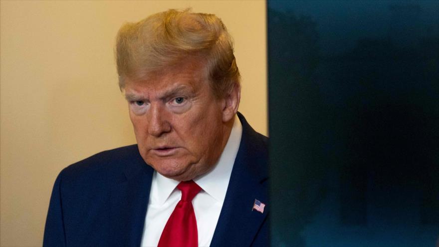 El presidente de EE.UU., Donald Trump, va a dar una rueda de prensa sobre la COVID-19 en la Casa Blanca, Washington D.C., 18 de abril de 2020. (Foto: AFP)