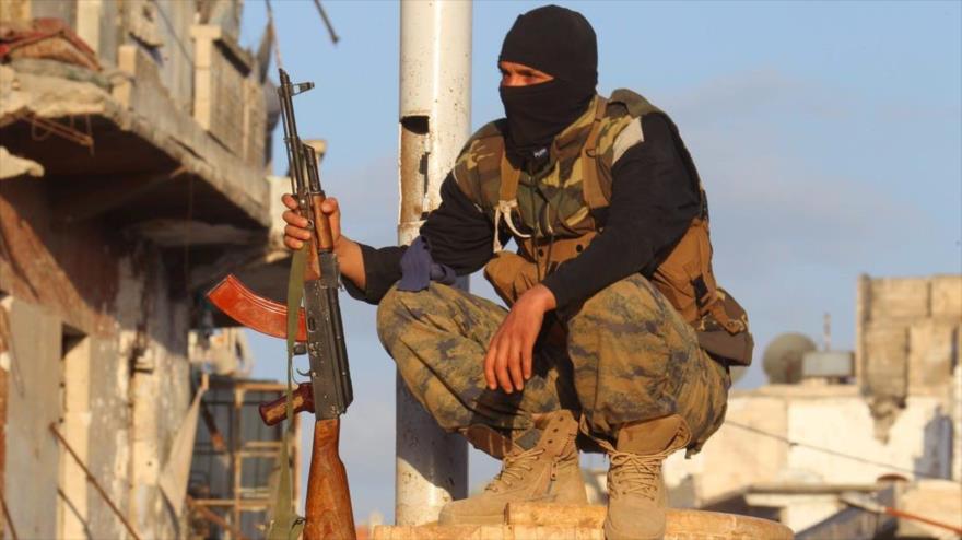 Un miembro del grupo terrorista Frente Al-Nusra en la ciudad de Ariha, noroeste de Siria.