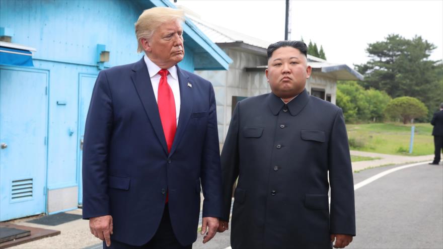 El presidente de EE.UU., Donald Trump (izq.), y el líder norcoreano, Kim Jong-un, en la zona desmilitarizada entre las dos Coreas, 30 de junio de 2019.