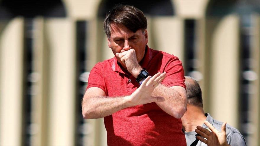 El presidente de Brasil, Jair Bolsonaro, ofrece un breve discurso frente al Cuartel General del Ejército, 19 de abril de 2020. (Foto: AFP)