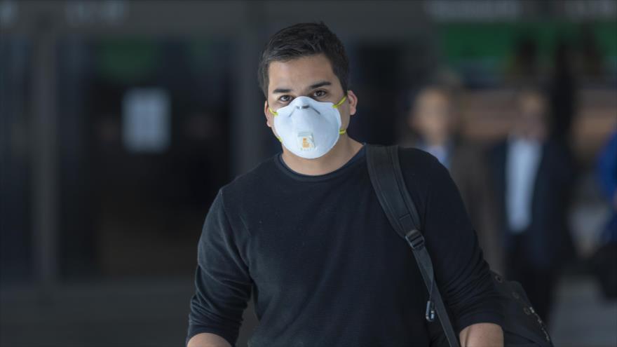 Un ciudadano estadounidense con mascarilla para prevenir el contagio del nuevo coronavirus (COVID-19).