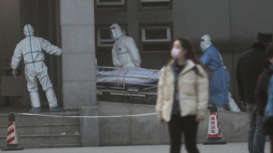 Sanitarios trasladan a un enfermo contagiado del nuevo coronavirus en China.