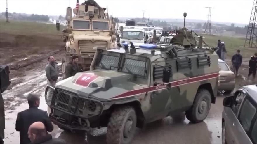 Tropas de EE.UU. impiden que un convoy militar de Rusia en Siria pase el cruce de Smelka, en la frontera con Irak, 24 de enero de 2020.