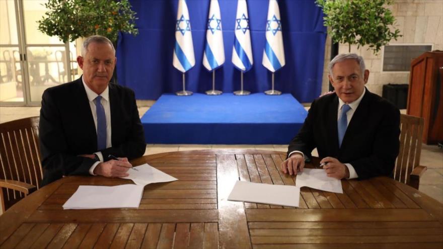 Premier israelí, Benjamín Netanyahu (dcha.), y el líder del partido Azul y Blanco, Benny Gantz, firman acuerdo de coalición, 20 de abril de 2020.