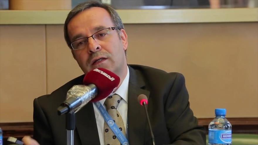 El representante permanente de Siria ante la sede de las Naciones Unidas en Ginebra (Suiza), Husam al-Din Ala, ofrece un discurso ante ese órgano internacional.