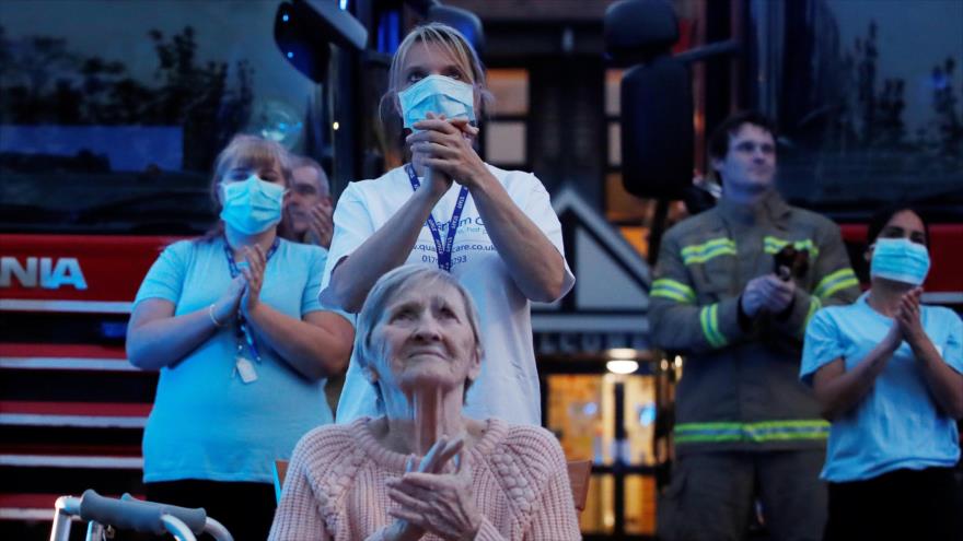 Trabajadores y residentes de un hogar de ancianos en Hertford, Reino Unido, 16 de abril de 2020. (Foto: Reuters)