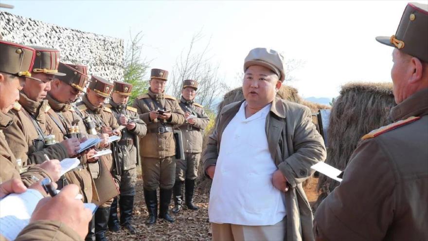 El líder norcoreano, Kim Jong-un, guía un ejercicio del Ejército nacional, 10 de abril de 2020. (Foto: KCNA)