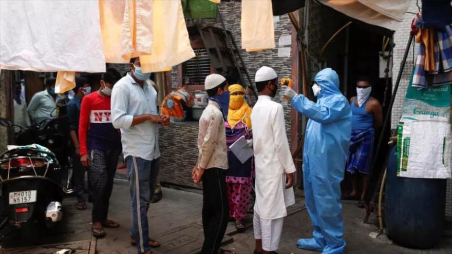 Un médico escanea a los musulmanes en Mumbai (La India), como medida de precaución contra la COVID-19, 11 de abril de 2020. (Foto: Reuters)
