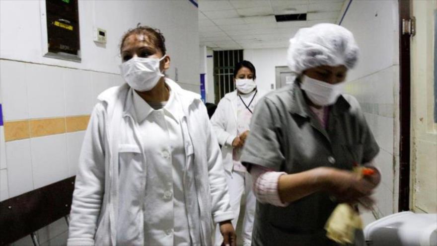 Los trabajadores de la salud bolivianos en un hospital en las afueras de La Paz, 12 de marzo de 2020. (Foto: Reuters)