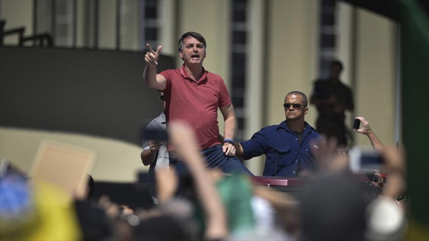 El presidente de Brasil, Jair Bolsonaro, ofrece un breve discurso frente al Cuartel General del Ejército, 19 de abril de 2020. 