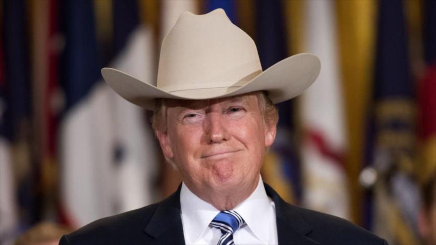 El presidente de EE.UU, Donald Trump, sonríe mientras lleva puesto una gorra típica del viejo oeste estadounidense.