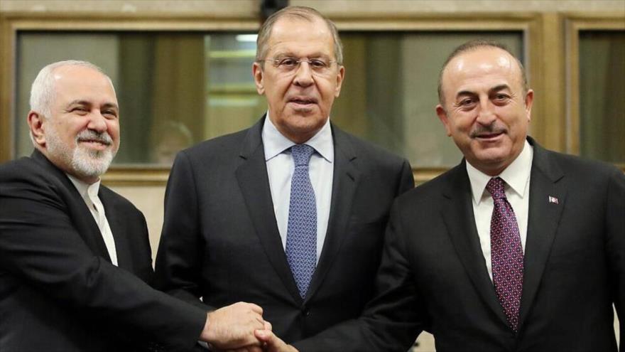 Los cancilleres (de izq. a dcha.) de Irán, Rusia y Turquía, Mohamad Yavad Zarif, Serguéi Lavrov y Mevlut Cavusoglu, respectivamente.