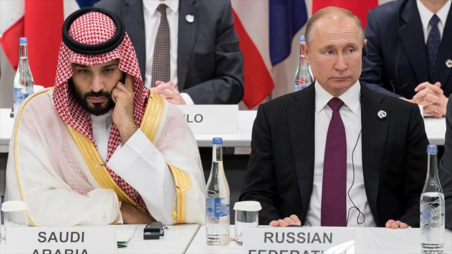 El presidente ruso, Vladimir Putin, junto al príncipe heredero saudí, Muhamad bin Salman, durante la cumbre del G20, Japón, junio de 2019.