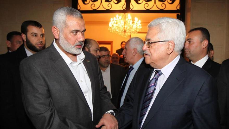 El jefe de la dirección política de HAMAS, Ismail Haniya (izda.), y el presidente de la Autoridad Nacional Palestina (ANP), Mahmud Abás.