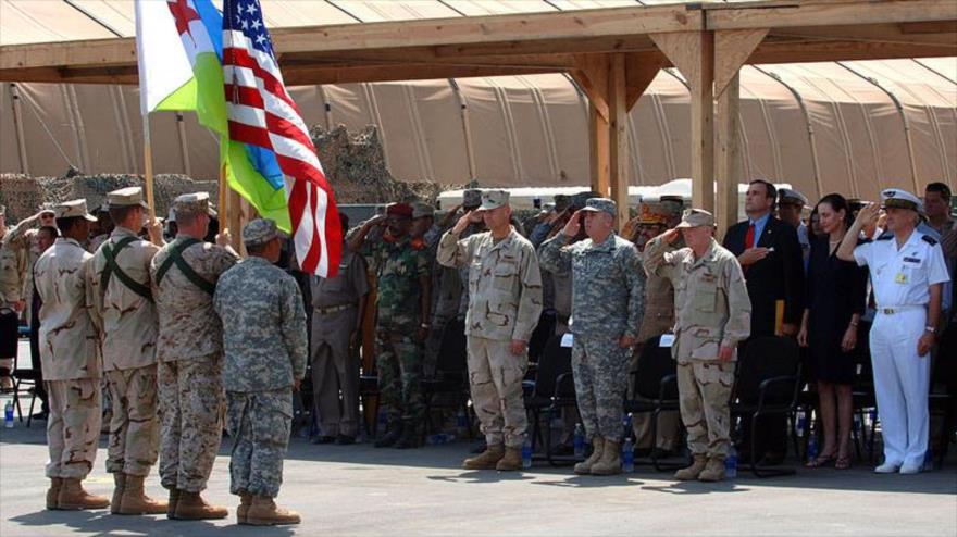 Uniformados de la Fuerza de Tarea Conjunta Combinada-Cuerno de África (CJTF-HOA por sus siglas en inglés) en el campo militar de EE.UU. en Yibuti.