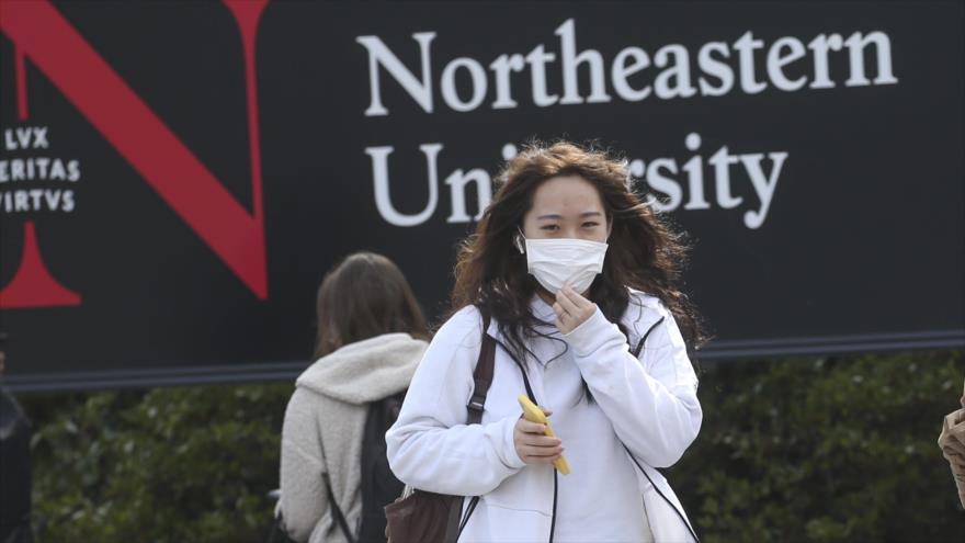 Una mujer lleva mascarillas en el campus de la Universidad de Nordeste en Boston, Massachusetts (EE.UU.).