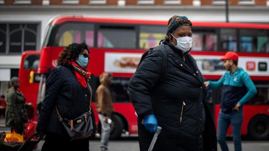 Mujeres británicas de raza negra transitan por una zona comercial de Londres, la capital del Reino Unido.
