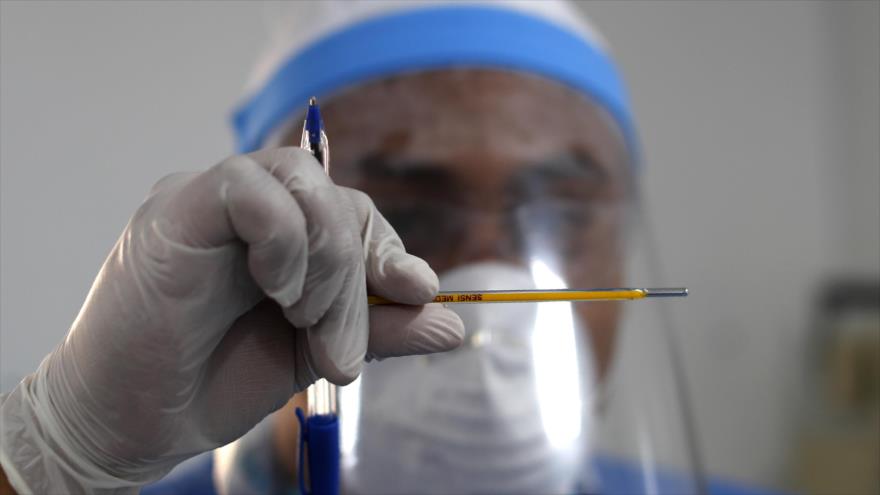  Un enfermero revisa la temperatura de un paciente infectado por el coronavirus, en México, 8 de abril de 2020. (Foto: AP)