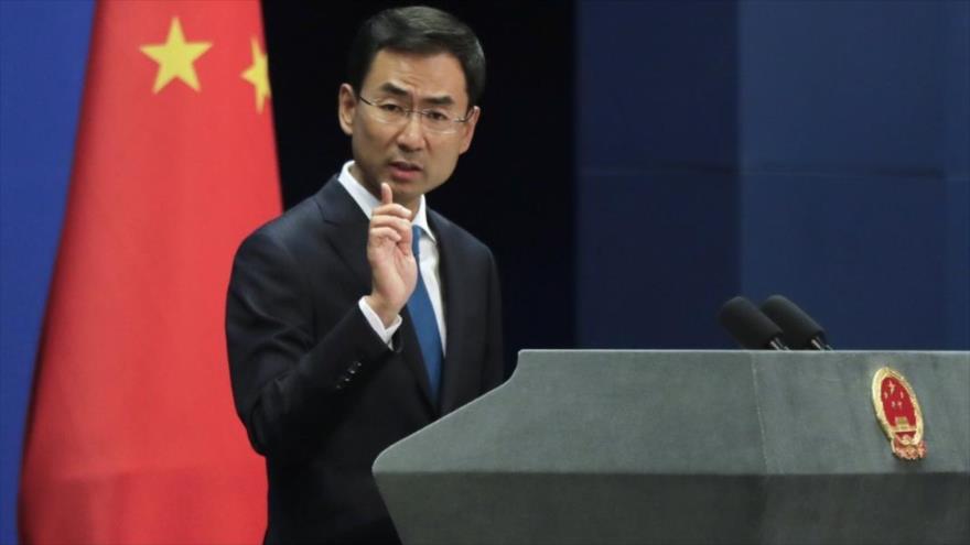 El portavoz de la Cancillería china, Geng Shuang, en una rueda de prensa.
