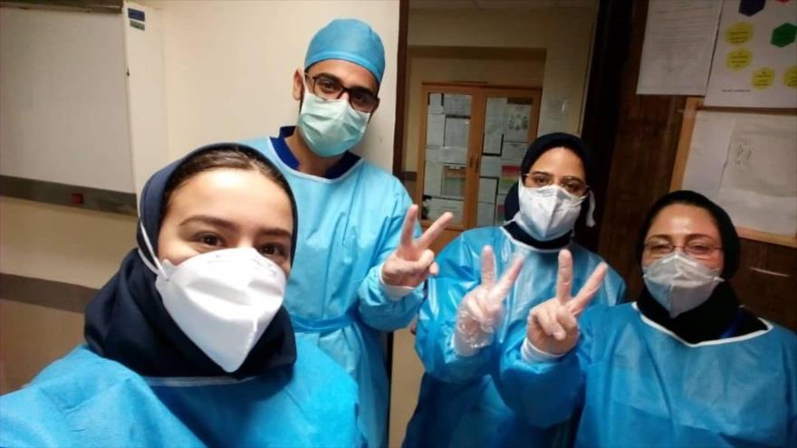Personal médico iraní se toma un selfie, en que se muestra contento por los logros conseguidos en la lucha contra la COVID-19.