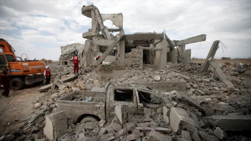 Destrucción causada por un ataque saudí en la provincia yemení de Dhamar.