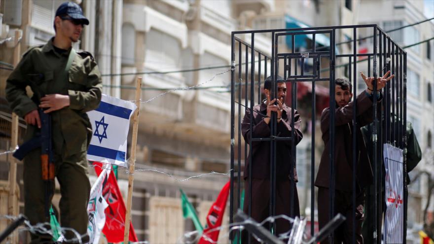 Hombres fingen ser prisioneros palestinos durante una manifestación en la ciudad de Gaza.