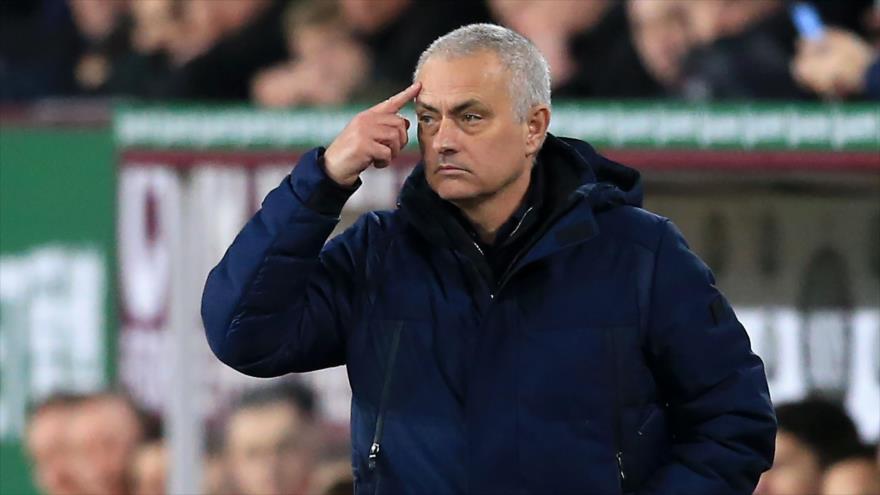 José Mourinho, en medio de un encuentro entre Tottenham y Burnley en la ciudad de Burnley, noroeste del Reino Unido, 7 de marzo de 2020. (Foto: AFP)