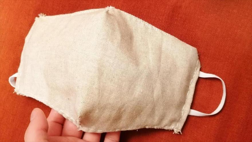 Las mejores mascarillas caseras están fabricadas con una combinación de tela de algodón y seda natural o gasa.