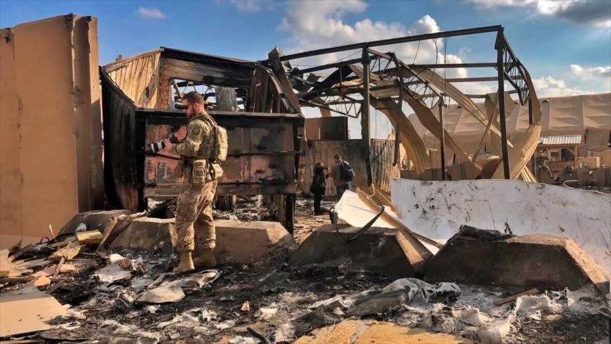 Un militar estadounidense entre los escombros después del ataque con misiles iraníes a la base aérea de Ain Al-Asad en Irak, 8 de enero de 2020.