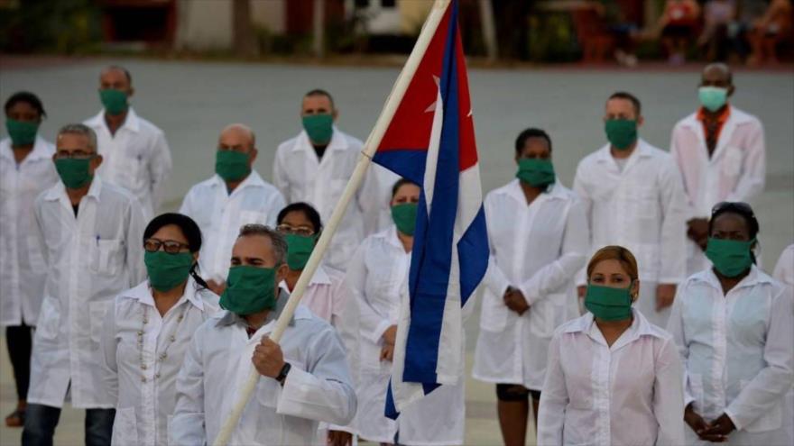 Una brigada de profesionales cubanos de salud, lista para desplegarse en un país afectado por el nuevo coronavirus.
