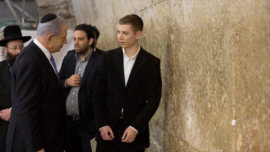 El primer ministro israelí, Benjamín Netanyahu, y su hijo mayor, Yair (dcha.), en el Muro de las Lamentaciones en la Ciudad Vieja de Al-Quds (Jerusalén).