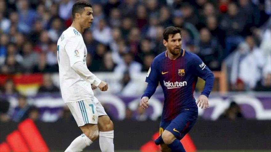 El argentino Lionel Messi (dcha.) y el portugués Cristiano Ronaldo durante un partido de fútbol.