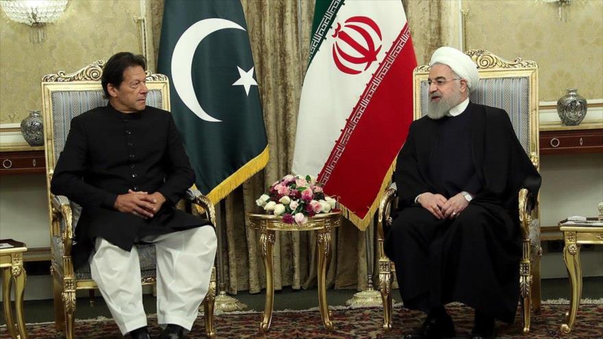 El presidente iraní, Hasan Rohani (dcha.), y el premier paquistaní, Imran Jan, en Teherán, 22 de abril de 2019.