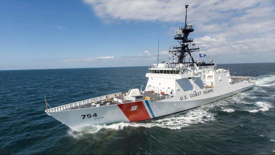 Un barco USCGC James de la Guardia Costera de EE.UU.